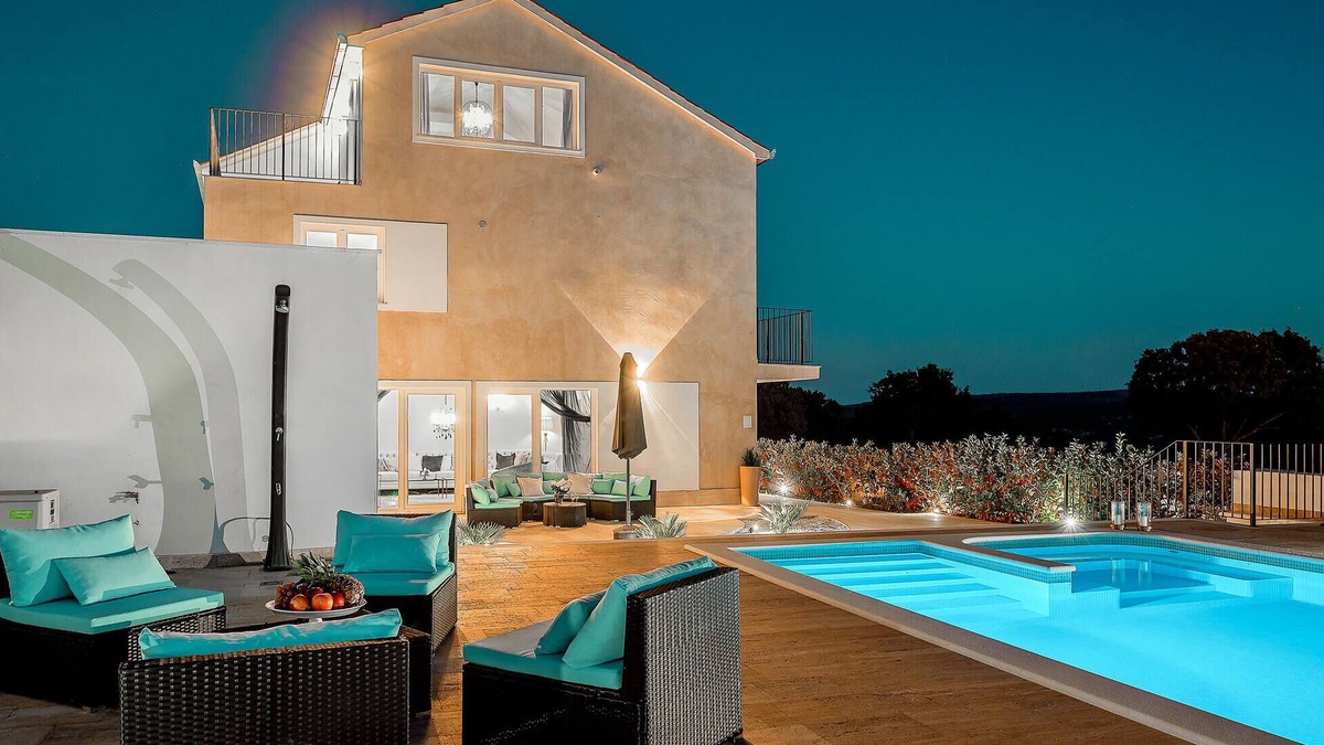 Praznica House | Amazing home in Praznica with sauna