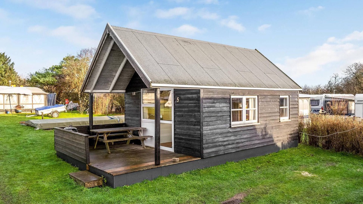 Remmer Strand House | Amazing home in Struer with kitchen
