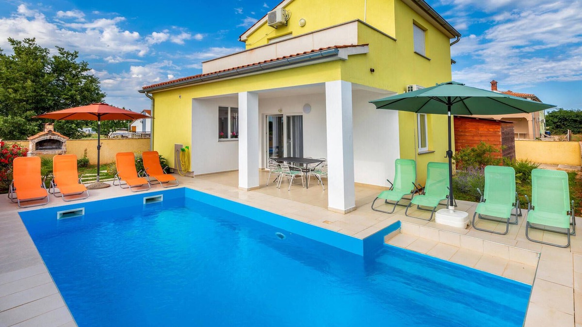 Fazana House | Amazing home in Valbandon with WiFi