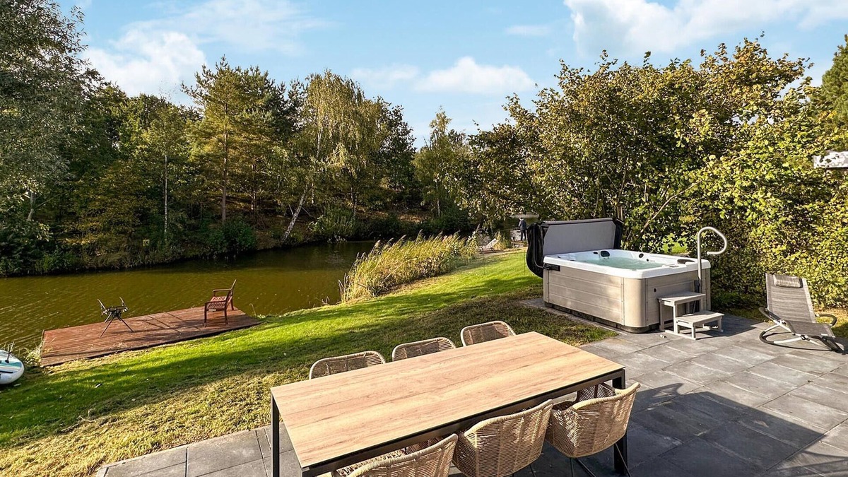 Vlagtwedde House | Amazing home in Vlagtwedde with jacuzzi
