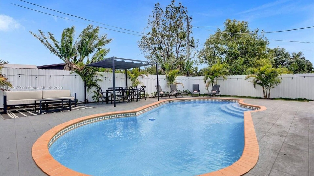 Ives Estates House | Amazing House Pool/Grill/Beach 15 min