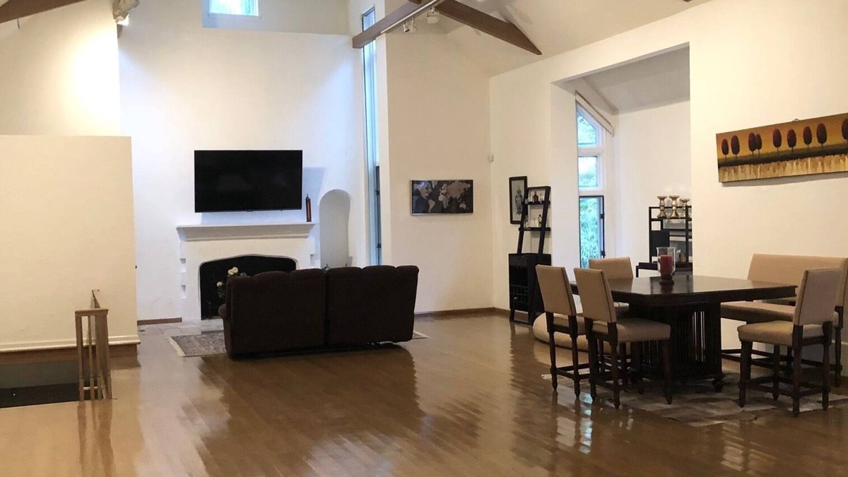 Penn Wynne Apartment | AMAZING HUGE GALLERY APARTMENT + FREE PARKING IN PRIME LOCATION