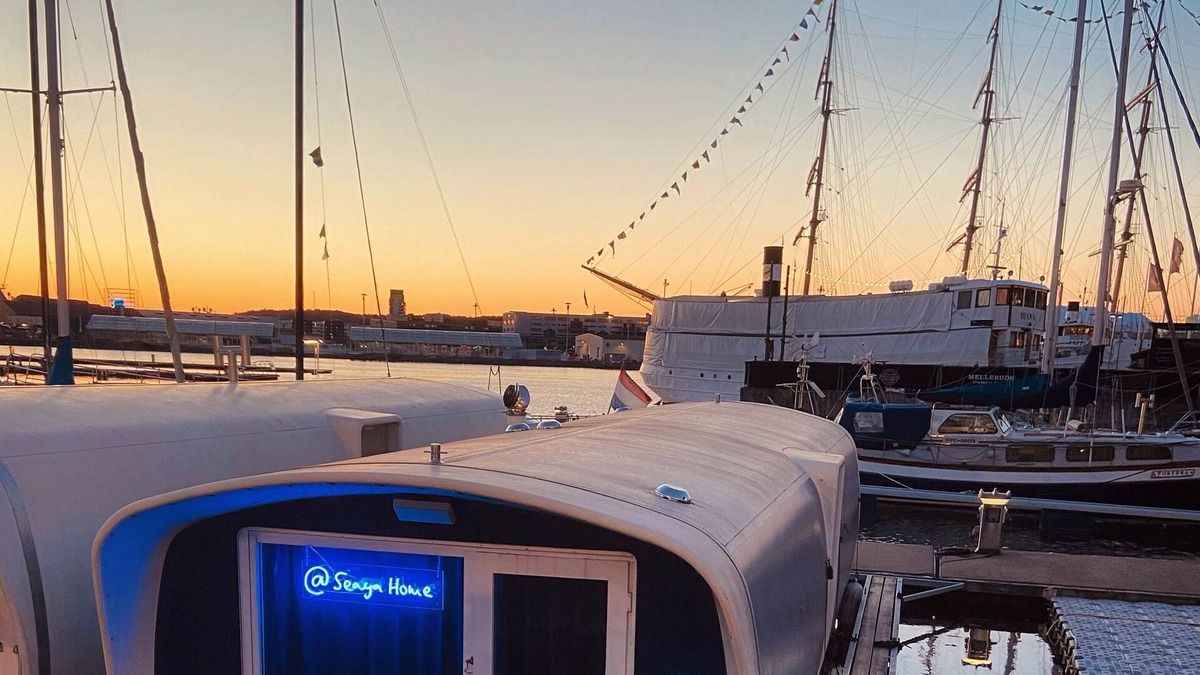Centrum Boat Rental | Amazing location! Cozy houseboat in the heart of central Gothenburg.