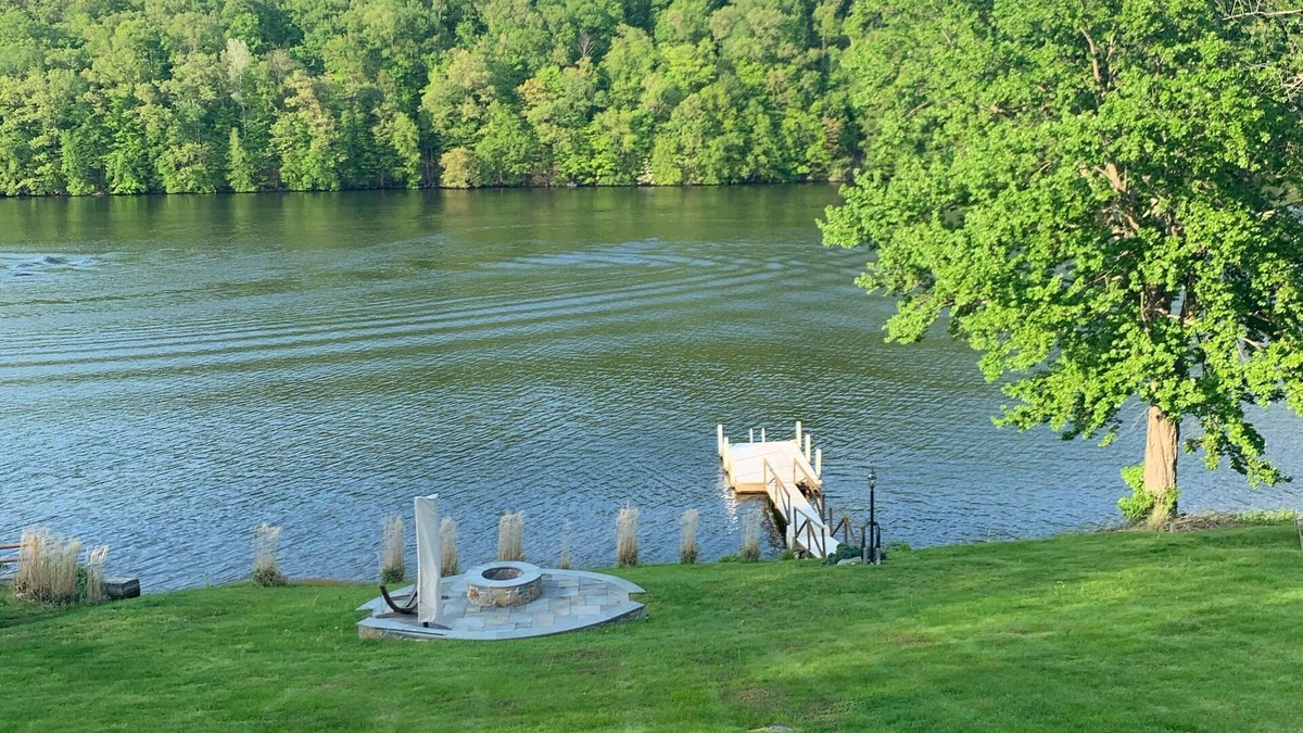 Brookfield House | Amazing Lake House