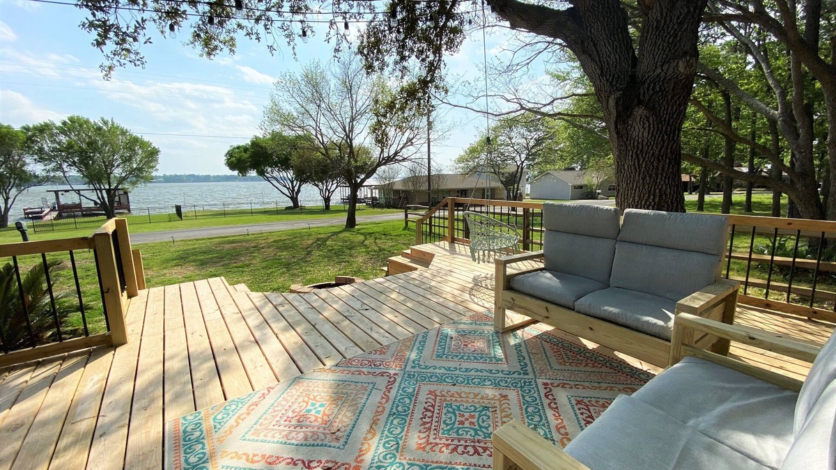 West Livingston House | AMAZING Lake Views - Modern Luxury, Pet-friendly, Cowboy Pool, 2 King Beds!