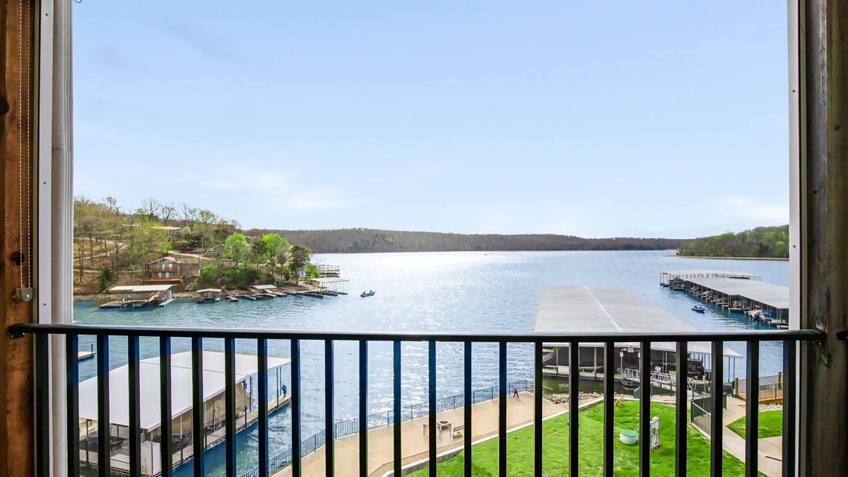 Kaiser Condo | Amazing Lake Views Within State Park - Gated Pool