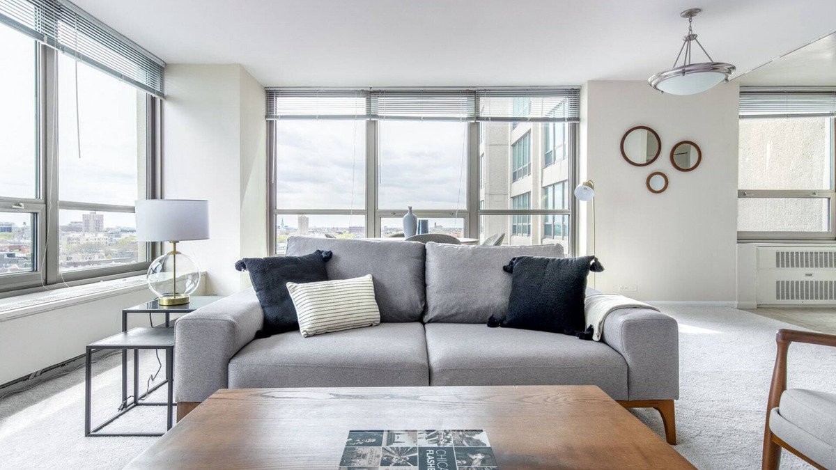 Lake View East Apartment | Amazing Lakeview 1BR w/Rooftop Pool, near Wrigley Field, by Blueground