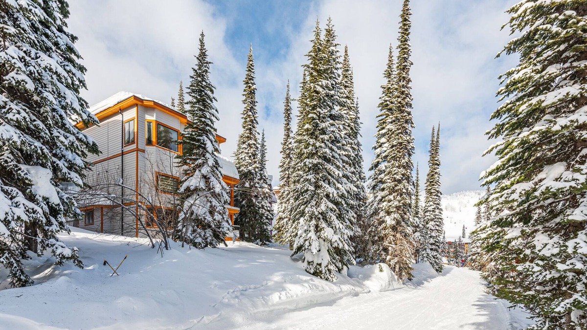 Silver Star Mountain House | Amazing location right on skiway! 2 King Beds, Private Hot Tub, Laundry & Garage