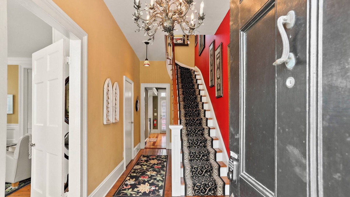 Hitch Village - Fred Wessels Homes House | Amazing Location-Parker House Est 1806-King Beds-Warren Sqr-Courtyard-Parking