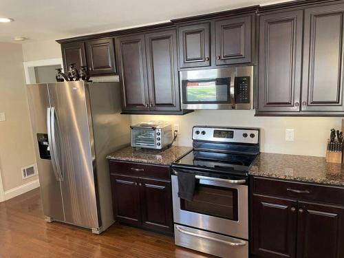North Hills House | Amazing Location - Walk Across To North Hills