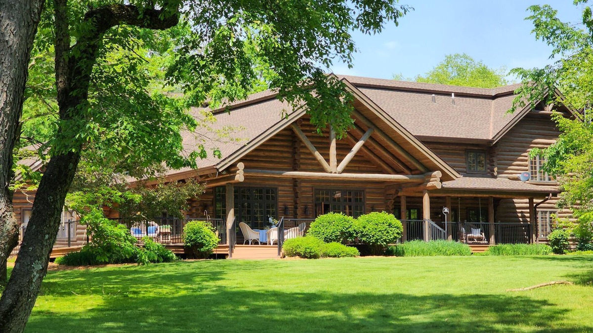 Holcomb Resort | Amazing Lodge and cabins for a Retreat on 43 acres. Make it your private escape.