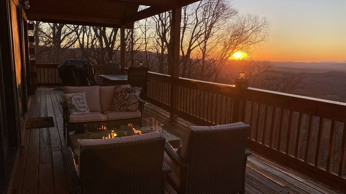 Fancy Gap Cabin | AMAZING Log Cabin off Blue Ridge Parkway with Mountaintop Views over Mt Airy