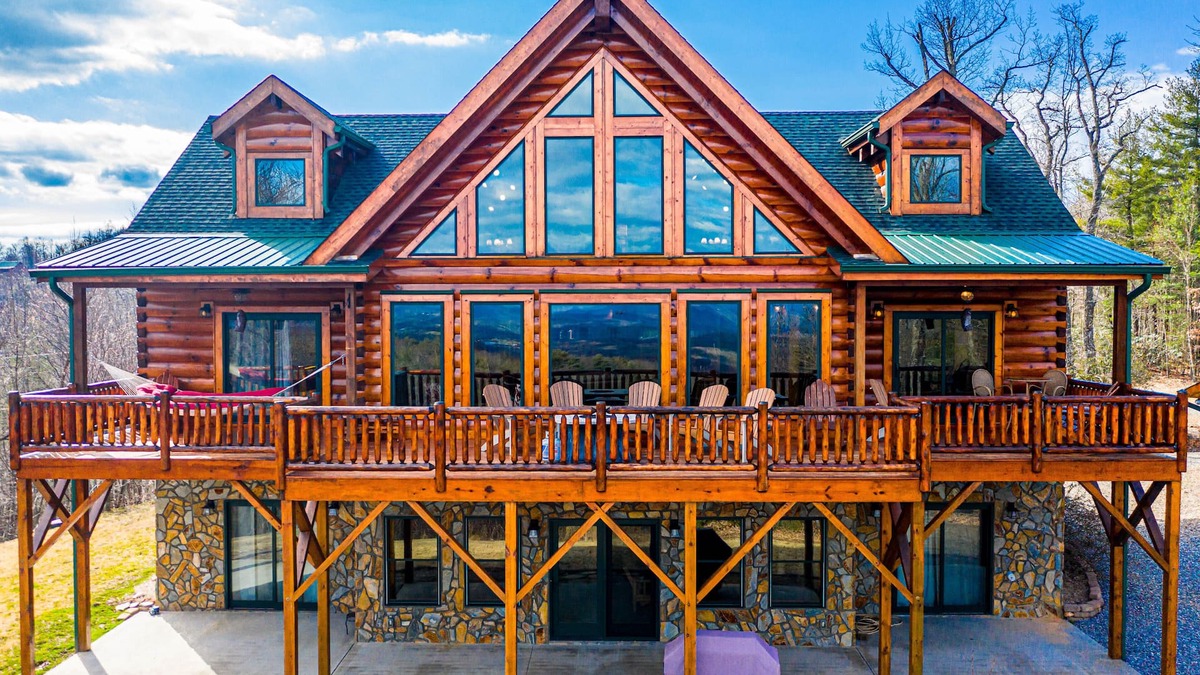 Boomer Cabin | Amazing Log home with breath taking mountain views! Mins from Kerr Scott Lake