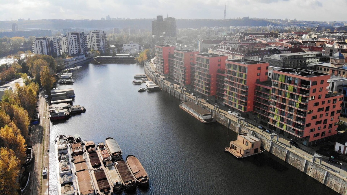 Liben Boat Rental | Amazing luxury 4-bedroom house boat in enchanting Prague - movie screen and BBQ