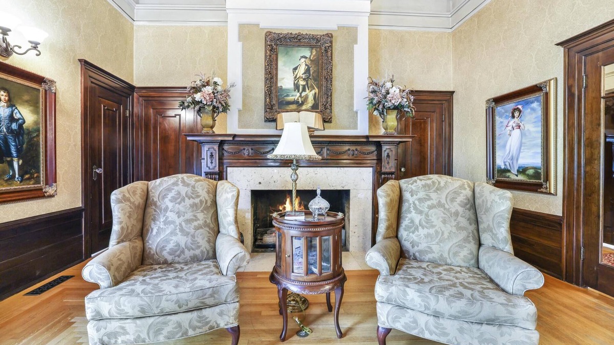 Gooding House | Amazing, luxurious, historic home in downtown Gooding, close to EVERYTHING!