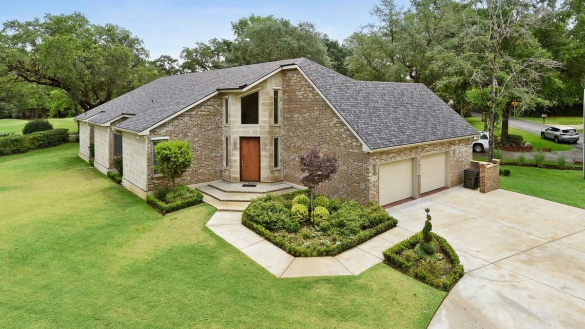 Diamondhead House | Amazing modern home on the 14th hole of the Pines golf course in Diamondhead MS!