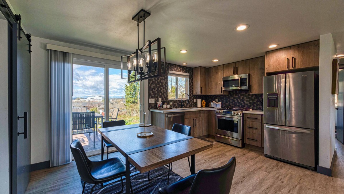 SeaTac House | Amazing Modern Home w/AC ► Mins away from Airport