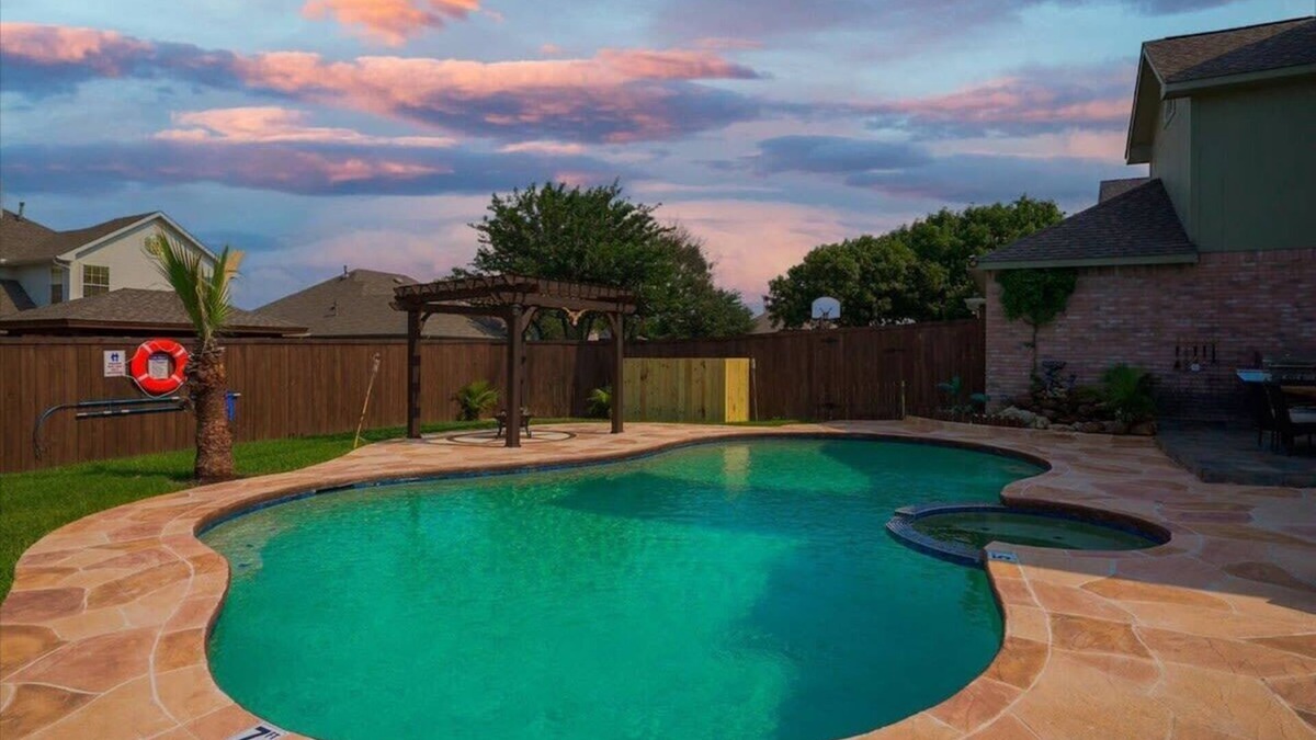 Rowlett House | Amazing Modern Spacious Home with Pool