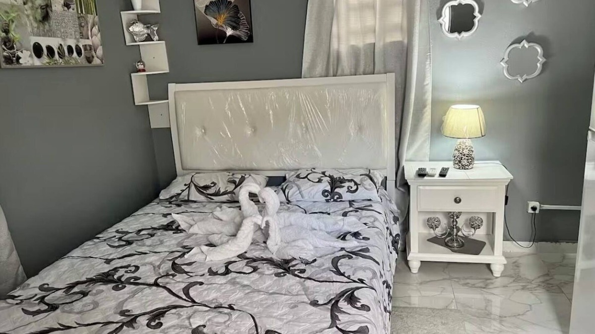 Marigot House | Amazing Modern Studio, fully equipped with WiFi and AC in the heart of Marigot