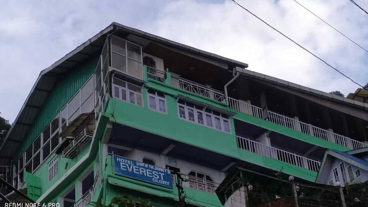 Darjeeling Hotel | Amazing Mountain view , Location and Family friendly.