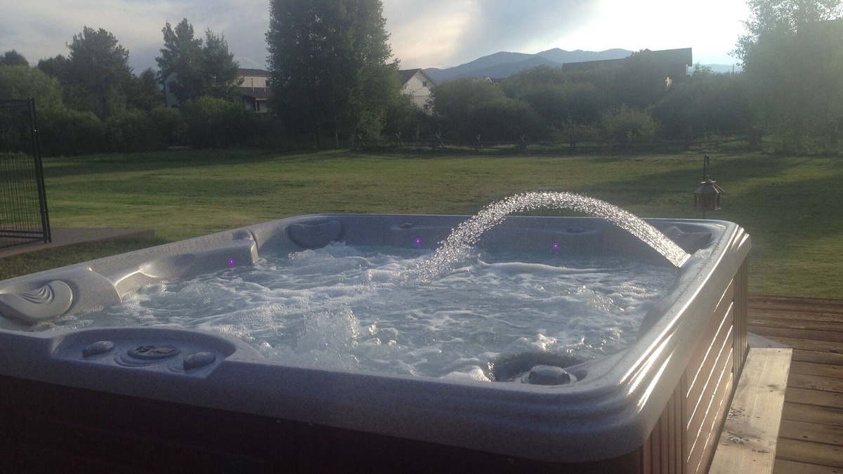 Fraser House | AMAZING Mtn Views, Private Hot Tub, Fireplace, next to River Trail !