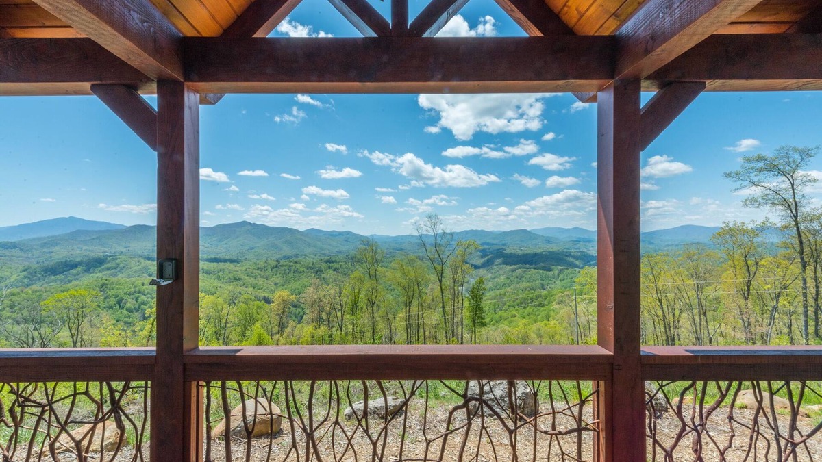 Bakersville Cabin | Amazing Mtn Views, Stunning Sunsets, Fire Pit, Gas Logs, Private, Grill, WiFi!