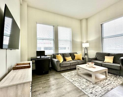 Mile Square Apartment | Amazing New City View Mins To IU Health & Lucas Oil Stadium