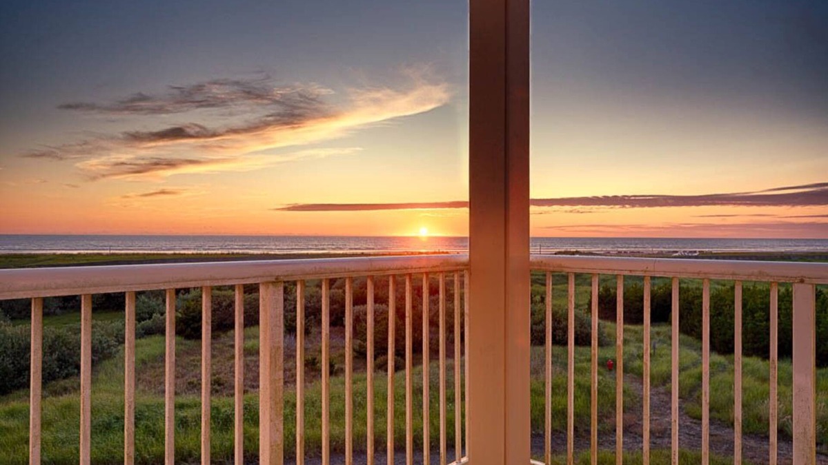 Long Beach Condo | AMAZING ocean views, Pets Ok, Steps to Town and Beach (Sun)