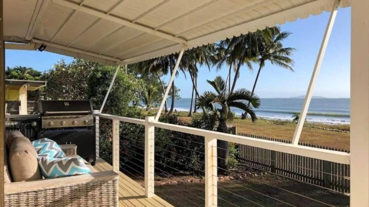 Saunders Beach House | Amazing Oceanfront retreat at Saunders Beach