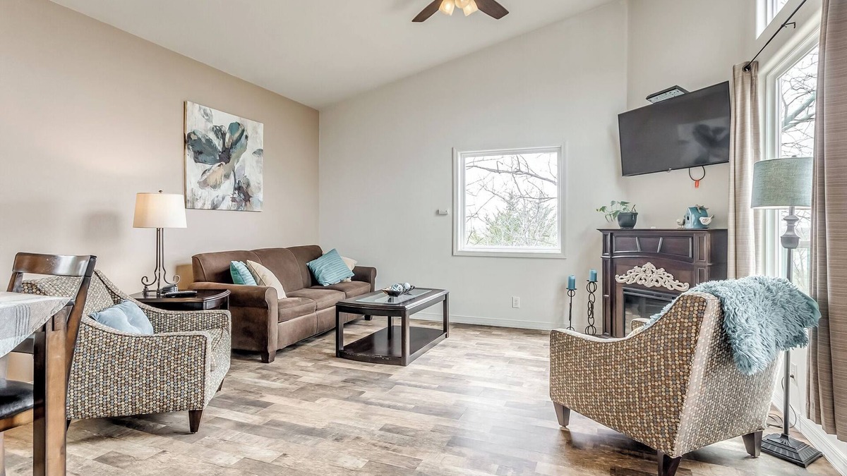 Longtown Cabin | Amazing Patio with Popular Beach View. Chill & Grill from the Treetops.