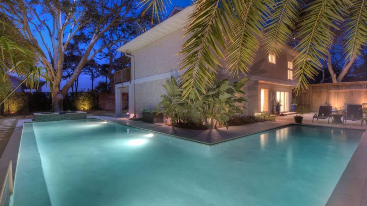 East Beach House | Amazing Pool on East Beach, SPA, Short Walk to Beach, 3 Kings plus, Dog Friendly