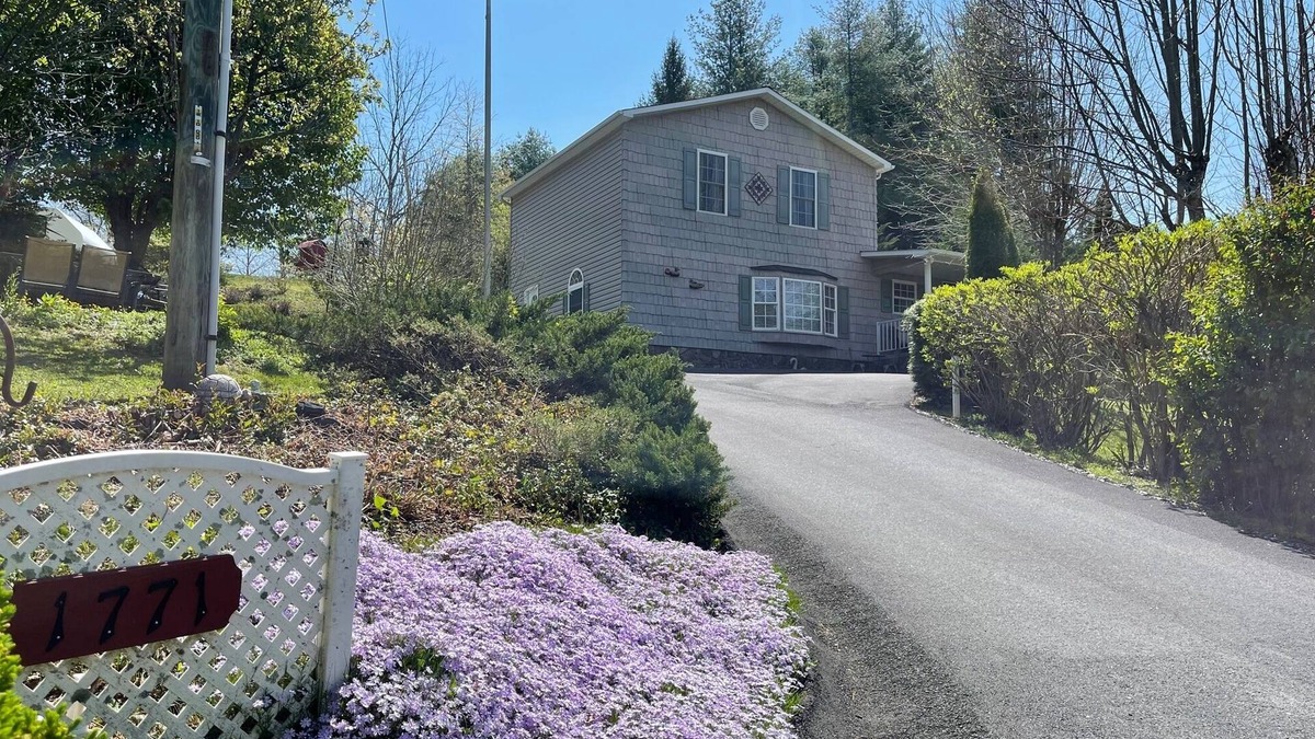 West Jefferson House | Amazing Price for a Two Bedroom Getaway, in the High Country