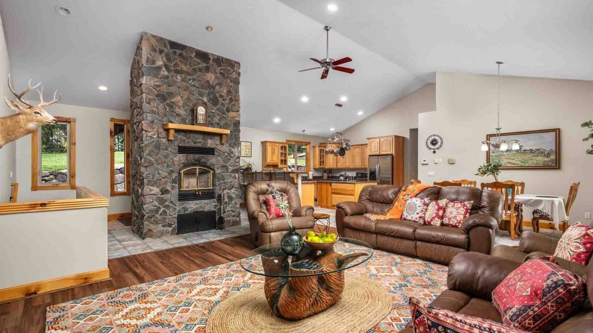 Yamhill House | Amazing Private Wine Country Retreat, Pet Friendly, Valley Views, Huge Game Room, BBQ, Wine Tasting