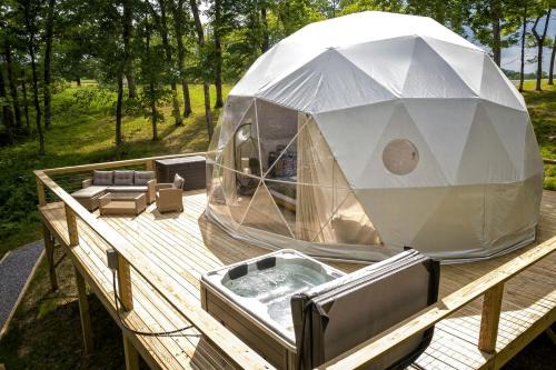 Simpson House | Amazing Pure Glamping Secluded Dome with Hot-tub in Grantsburg, Illinois