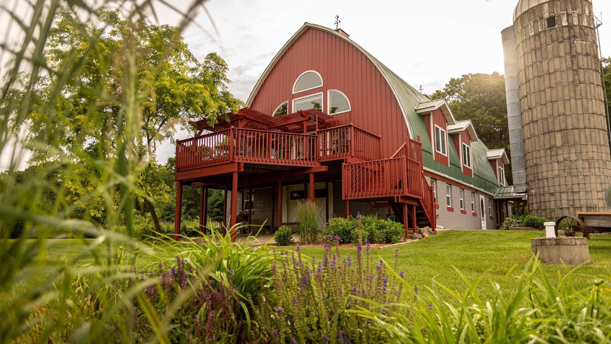 Briggsville House | Amazing Renovated Dairy Barn-Spacious Kitchen/Living Room/Minutes to Dells