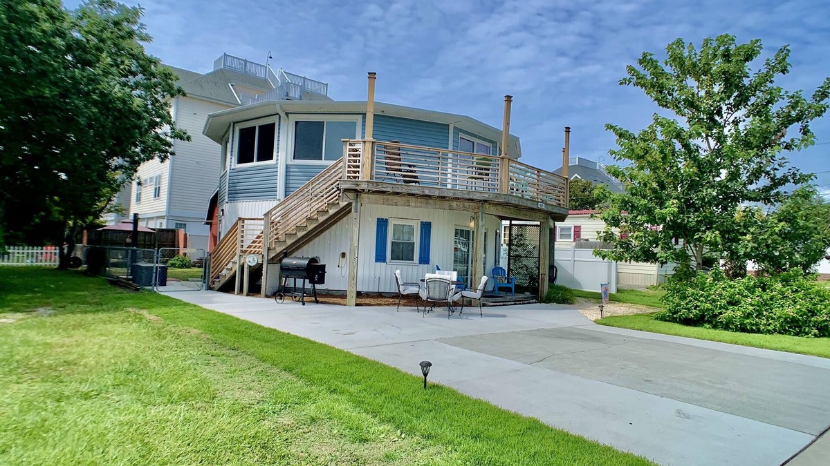 Wilmington Beach House | ❤️Amazing Round House - Easy Self Check-In, Just Steps to Beach!
