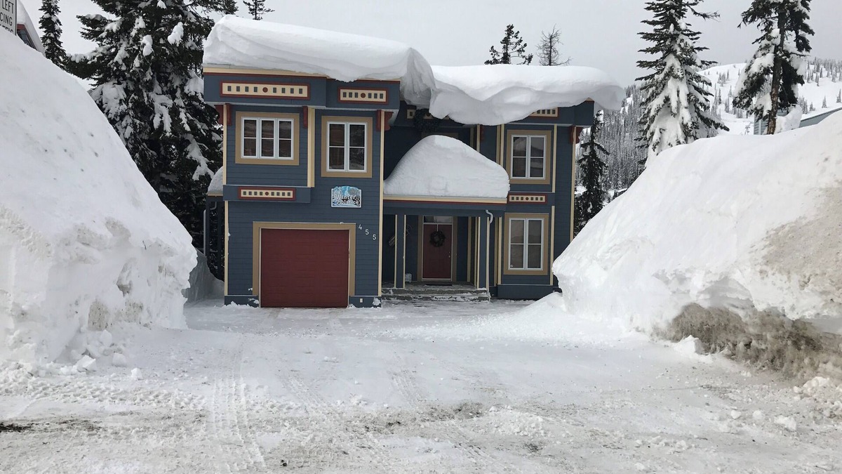 Silver Star Mountain Apartment | Amazing Ski-In Ski-Out and Mountain View Apartment with Hot Tub