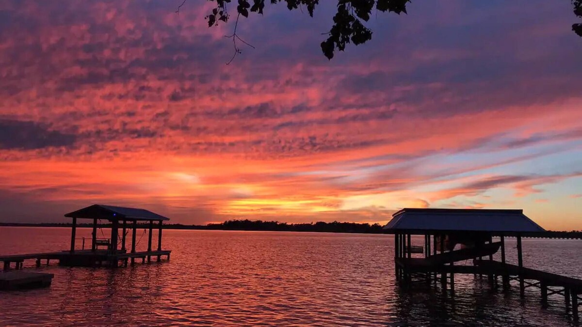 Indian Shores House | Amazing Sunsets on Lake Houston - lakefront, hot tub, fishing & more!