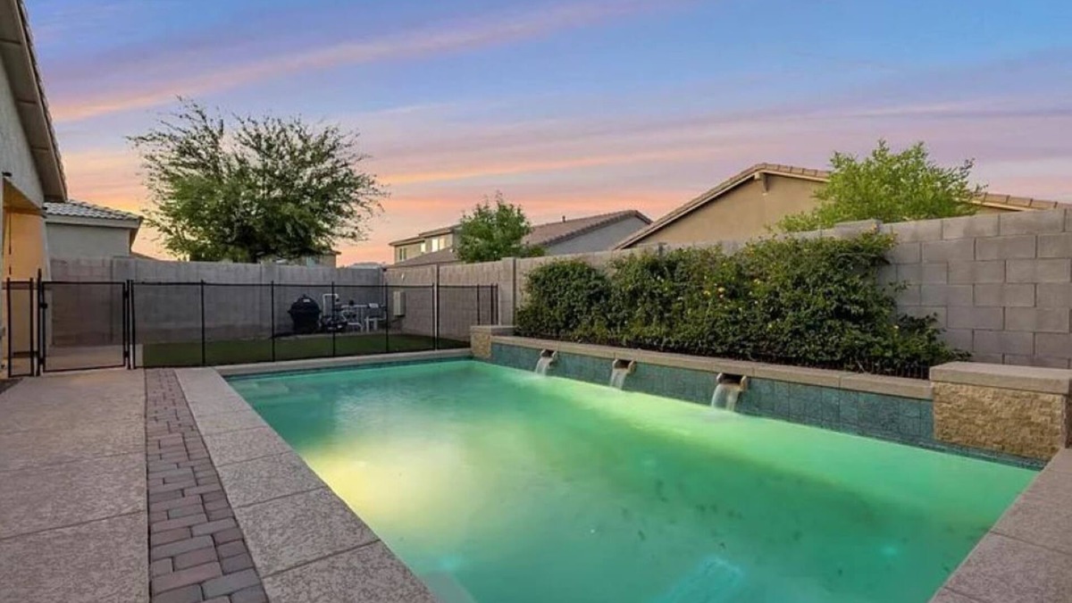 Surprise Farms House | Amazing Surprise Retreat W/Pool, Hot Tub, Ping Pong Table and much more!