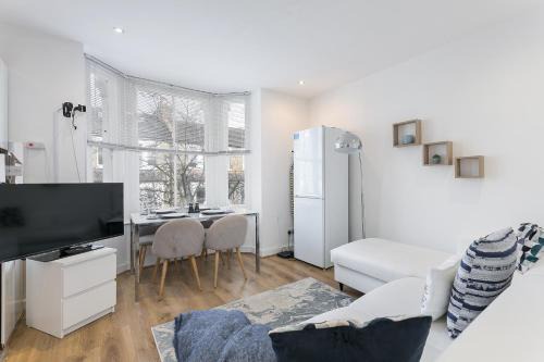 Shepherd's Bush Apartment | Amazing Two Bedroom near Shepherd's Bush Market - HR2