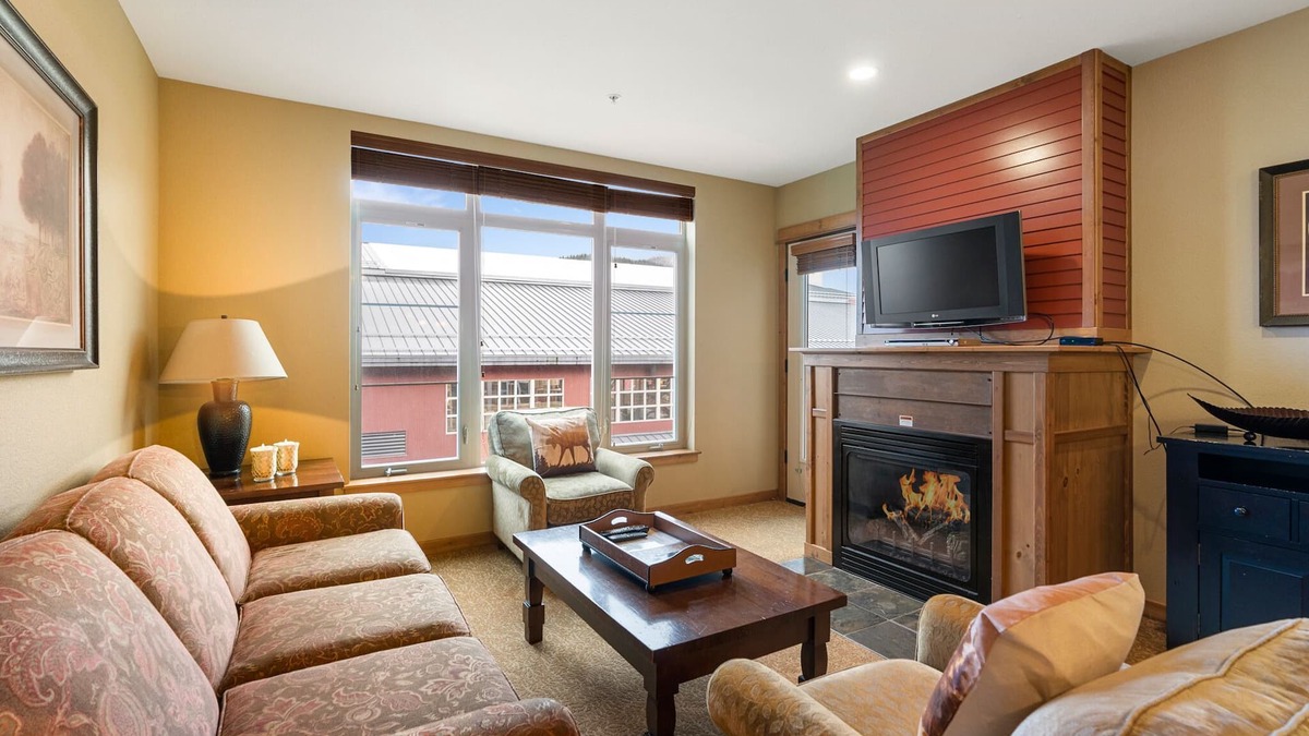 Kellogg Condo | Amazing Unit! Sleeps 5. Swim or Ski out your front door. On site at Silver Mt.