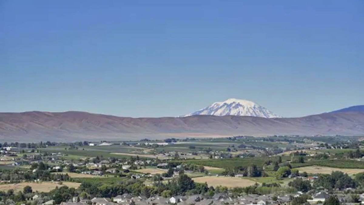 Yakima Apartment | Amazing view! 2 Bedrooms, pool table, BBQ, patio!
