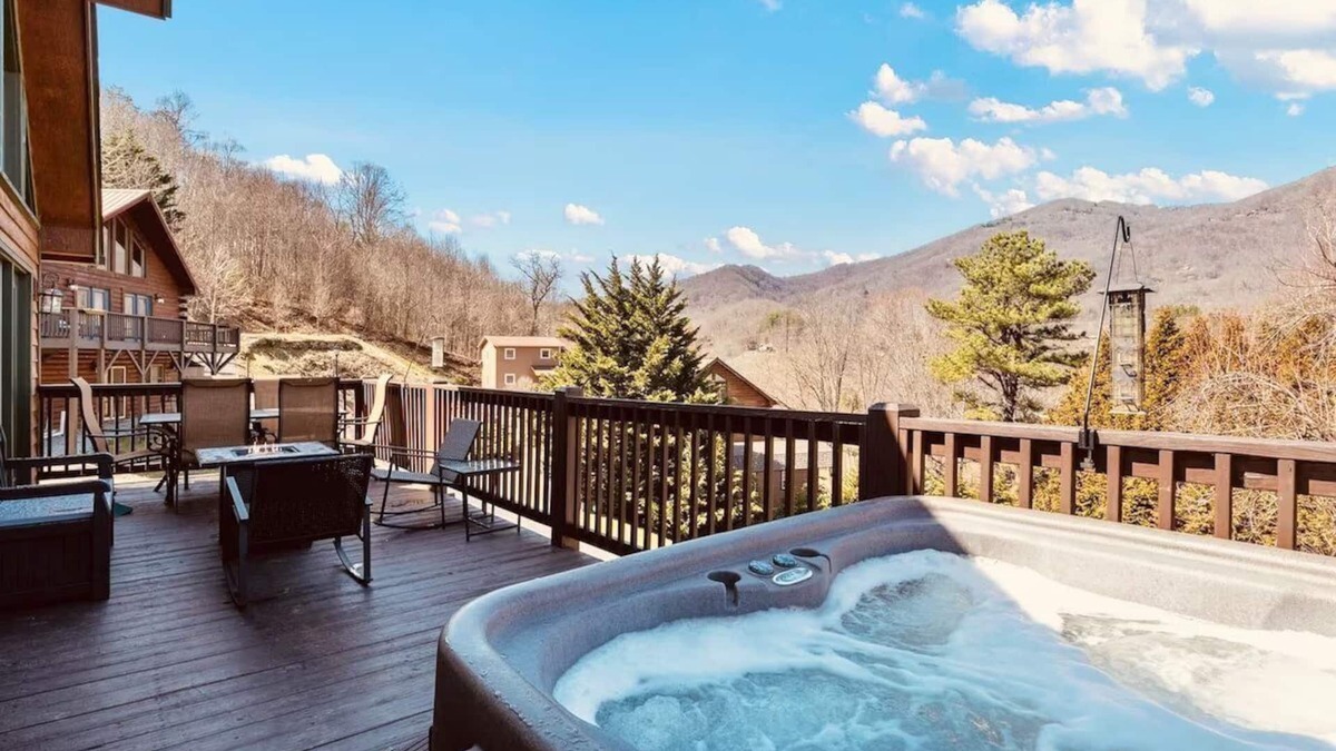 Maggie Valley Cabin | Amazing Views, Ctr of Maggie! Hot Tub, Mins to Golf, Hiking, Casino, Asheville!
