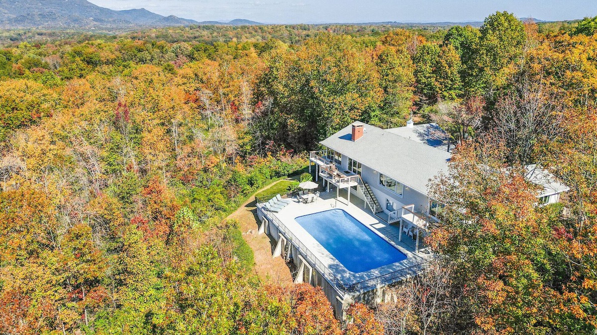 Landrum House | Amazing Views - Heated Pool - Hot Tub - Game Room - Enjoy!
