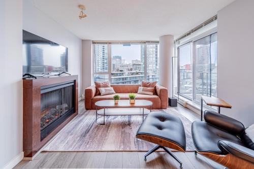 Crosstown Apartment | Amazing Views ! Leather Furniture ! Cozy Condo!