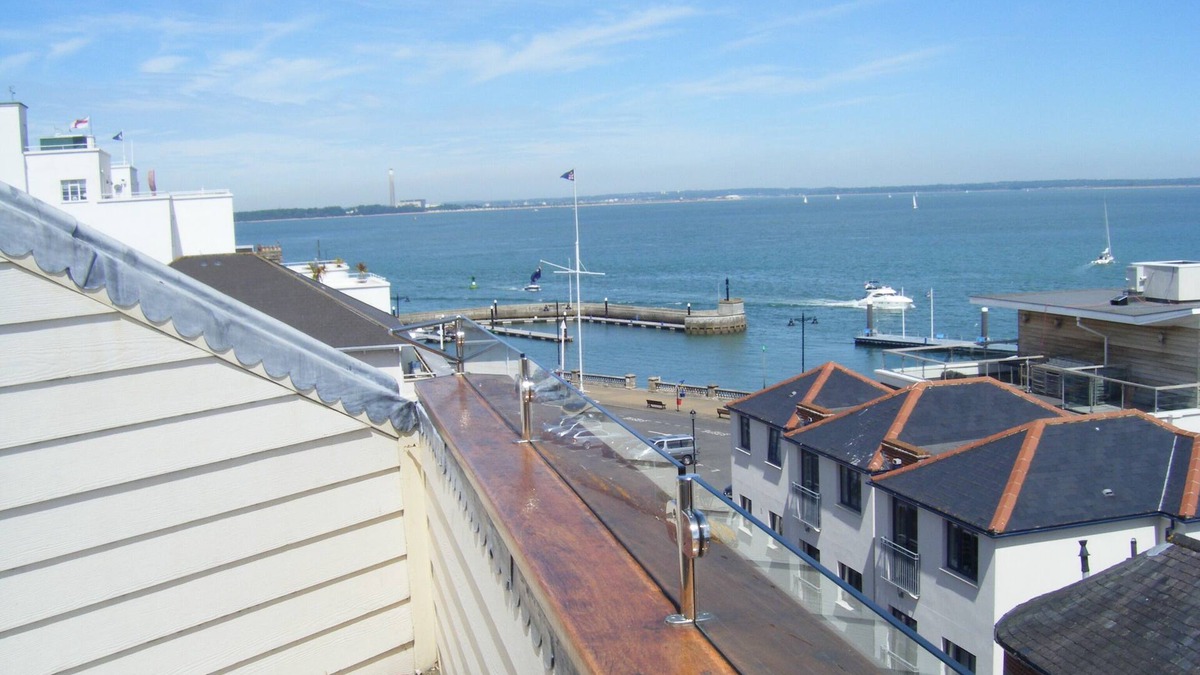 Cowes Apartment | Amazing views of the Solent, situated in the heart of Cowes Old Town.