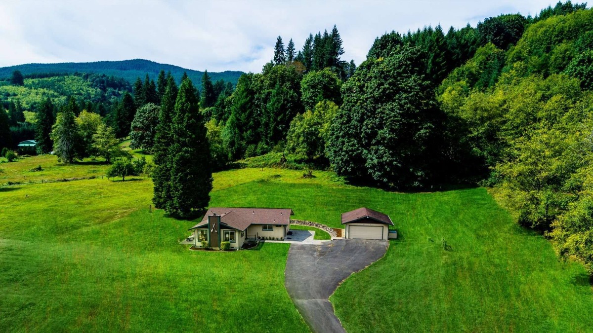Ariel House | Amazing Views on Acreage, Pet Friendly, Near Stream, 10 Min to Lake Merwin, Great Base For St Helens