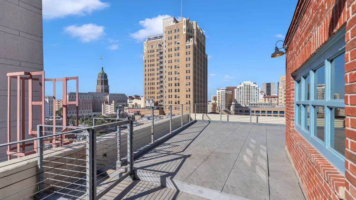 Downtown San Antonio Apartment | Amazing Views | Spacious Haven w/Modern Amenities + Pet Friendly