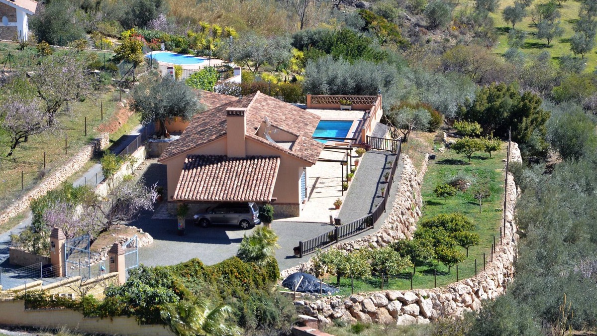 Alcaucin Villa | Amazing villa with pool, aircon and stunning views on a very special spot