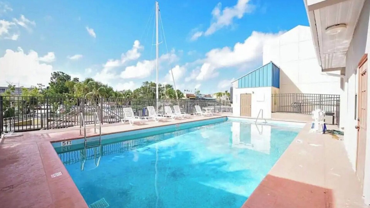 Monroe County Boat Rental | Amazing Yacht With Resort Amenities In The Heart Of Key Largo